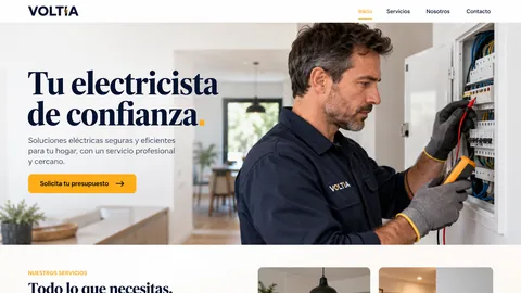 Diseño de una web de electricista con fotografía de un profesional revisando un cuadro eléctrico
